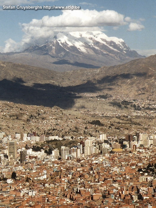La Paz In La Paz, de hoofdstad van Bolivia, ligt het historische centrum en de rijke wijken in het dal, terwijl de sloppenwijken op de heuvelwanden gelegen zijn. Stefan Cruysberghs